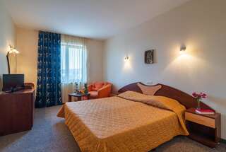Отель Adamo Hotel Варна Двухместный номер с 1 кроватью или 2 отдельными кроватями-1